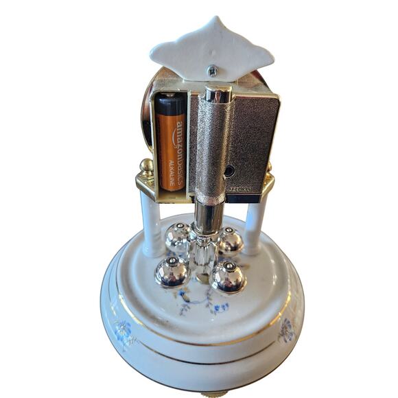 Howard Miller Antique desk clock 613-168 - Picture 5 of 5